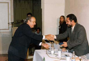 Etelvino José Henriques Bechara recebendo a medalha