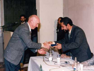 Ricardo Feltre recebendo a medalha
