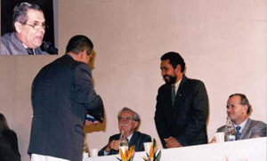 Carlos Alberto Lombardi Filgueiras recebendo a medalha