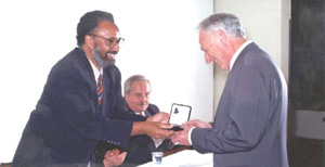 Oswaldo Sala recebendo a medalha
